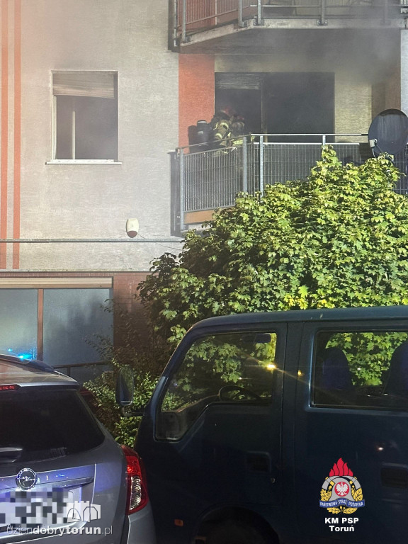 Płonący budynek i ewakuacja mieszkańców. Są ranni