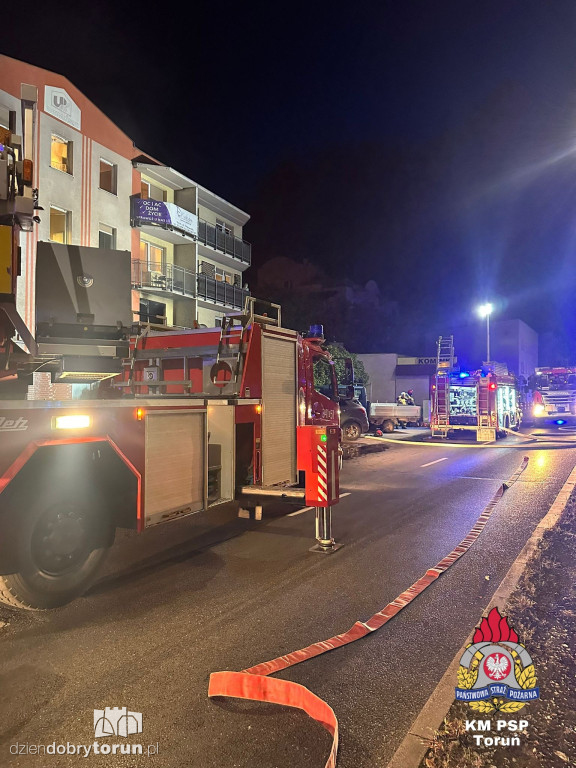 Płonący budynek i ewakuacja mieszkańców. Są ranni