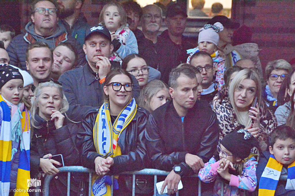 Tłumy kibiców na Rynku Staromiejskim