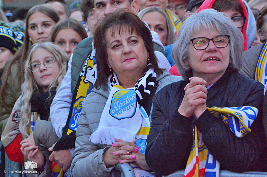 Tłumy kibiców na Rynku Staromiejskim