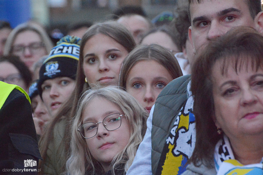 Tłumy kibiców na Rynku Staromiejskim