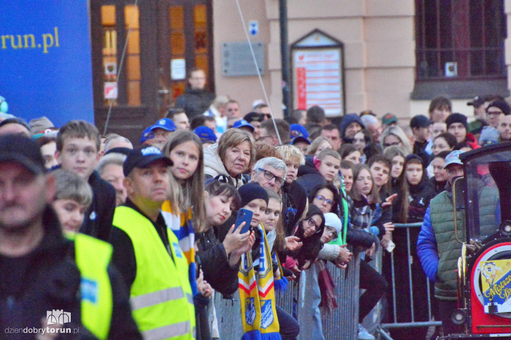 Tłumy kibiców na Rynku Staromiejskim