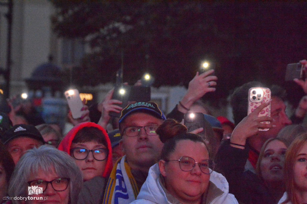 Tłumy kibiców na Rynku Staromiejskim