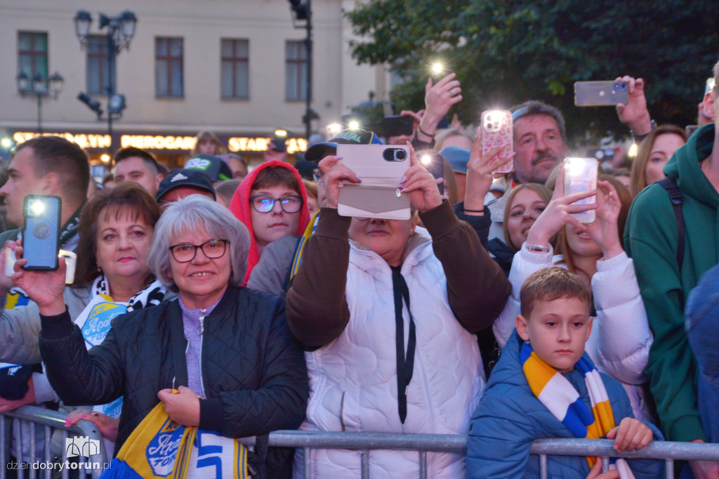 Tłumy kibiców na Rynku Staromiejskim