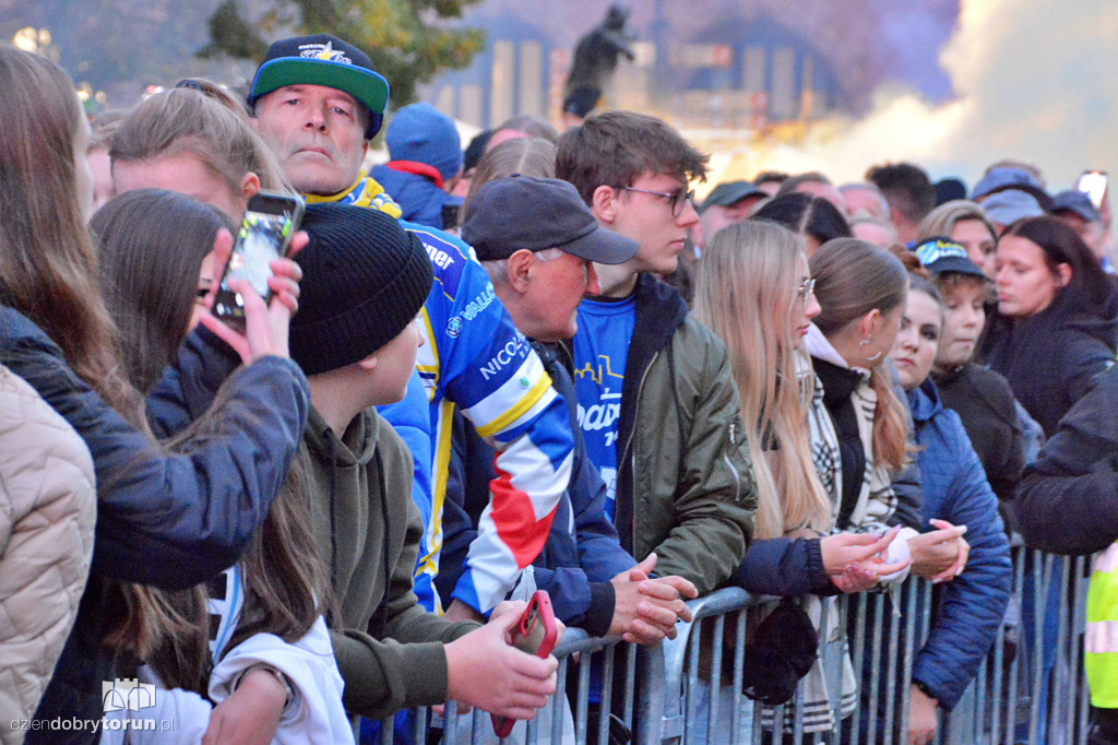 Tłumy kibiców na Rynku Staromiejskim