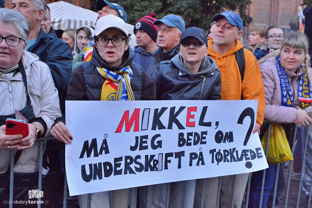 Tłumy kibiców na Rynku Staromiejskim