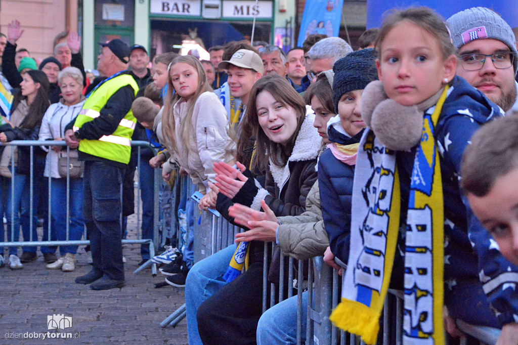 Tłumy kibiców na Rynku Staromiejskim