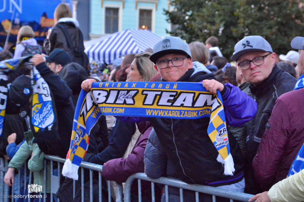 Tłumy kibiców na Rynku Staromiejskim