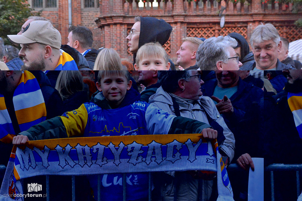 Tłumy kibiców na Rynku Staromiejskim