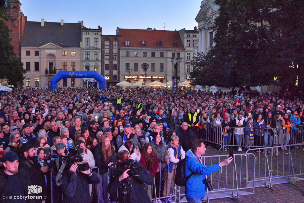 Tłumy kibiców na Rynku Staromiejskim