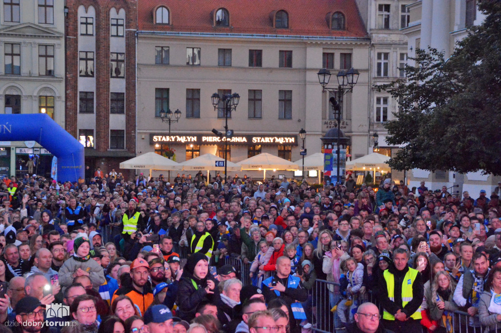 Tłumy kibiców na Rynku Staromiejskim