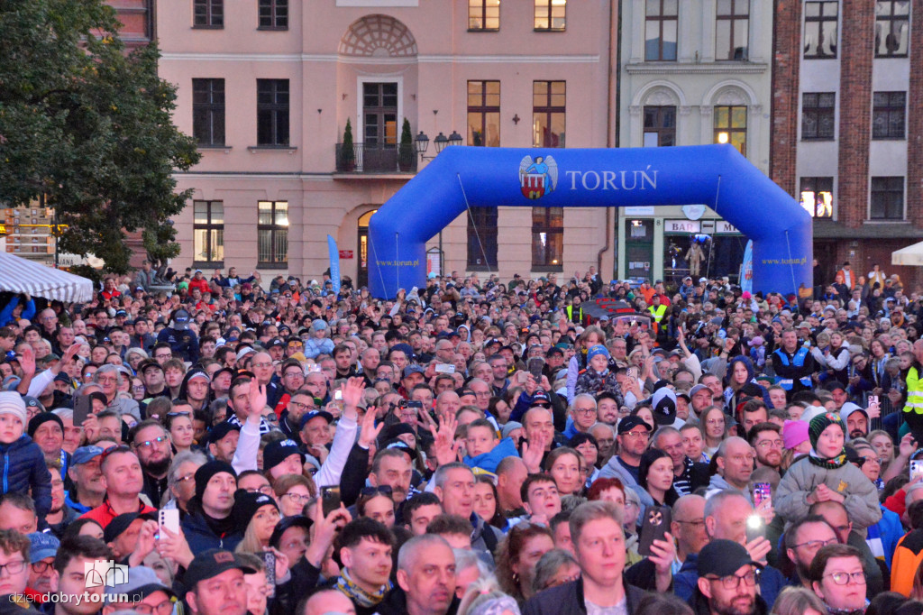 Tłumy kibiców na Rynku Staromiejskim