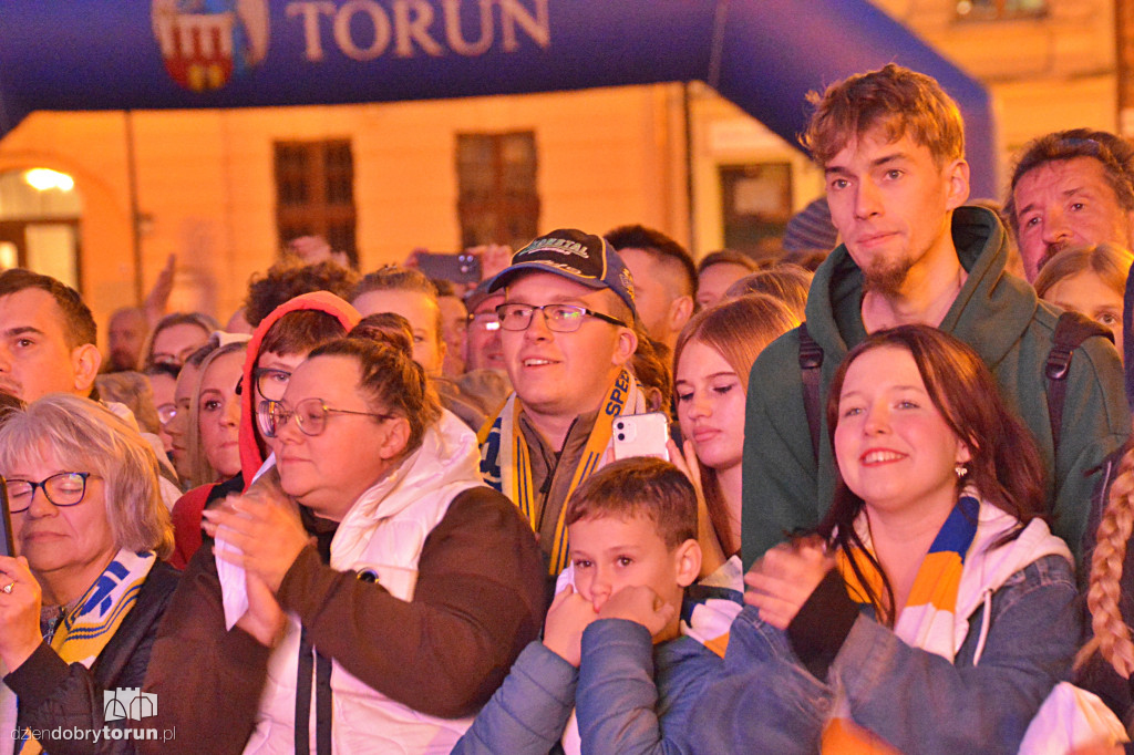 Tłumy kibiców na Rynku Staromiejskim