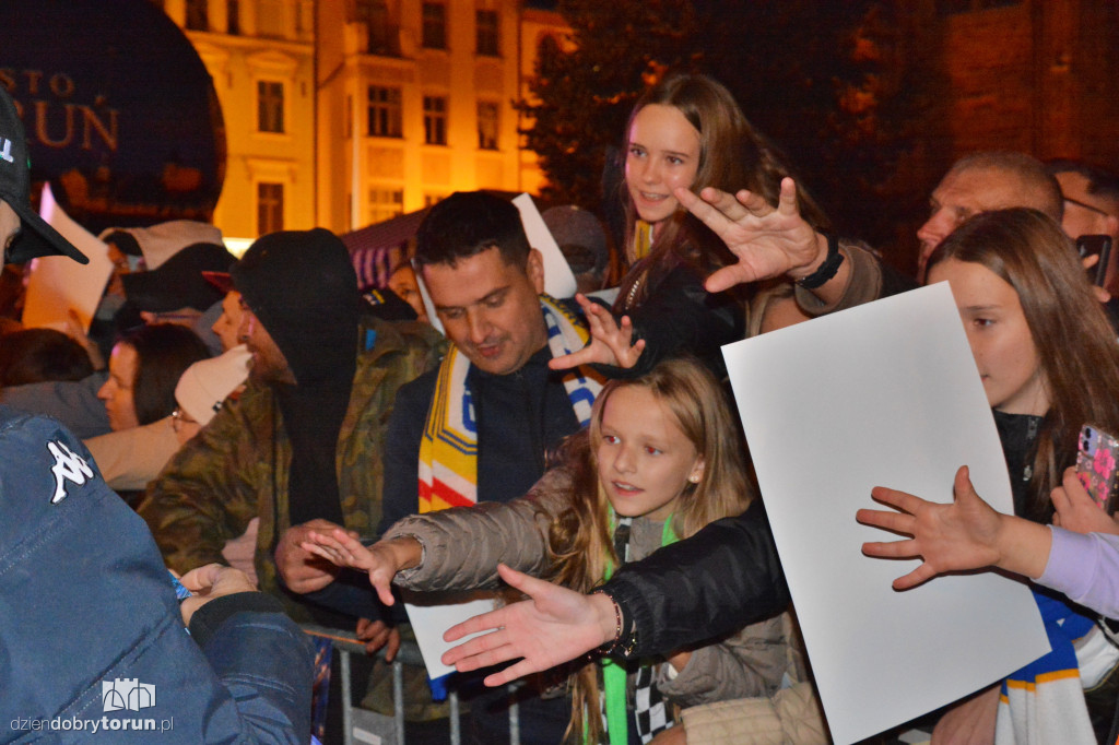 Tłumy kibiców na Rynku Staromiejskim