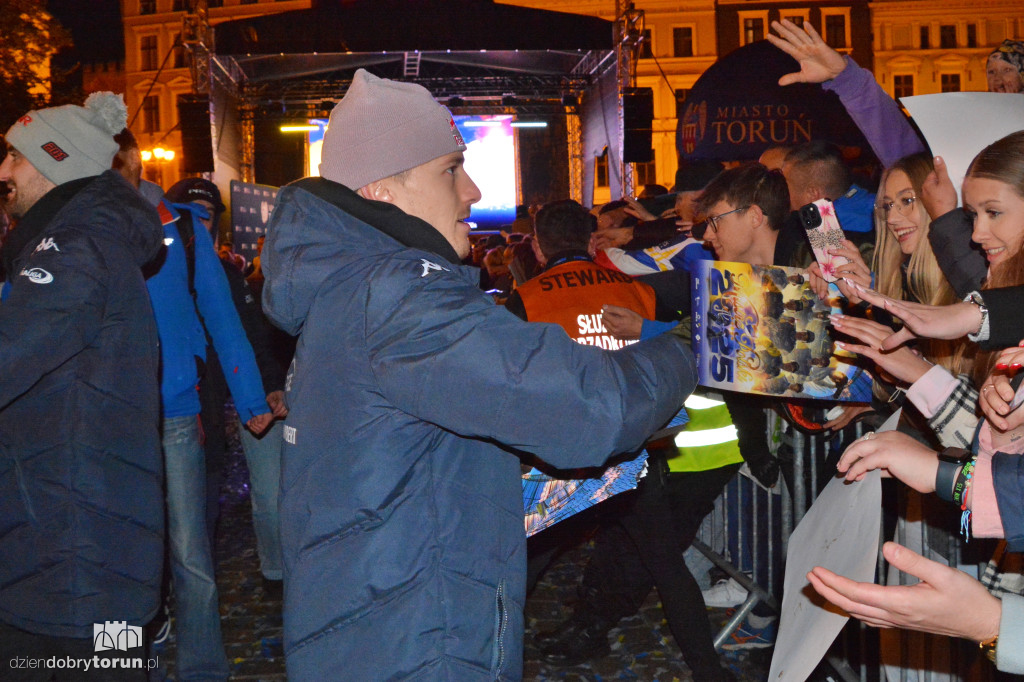 Tłumy kibiców na Rynku Staromiejskim