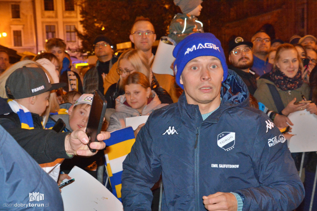 Tłumy kibiców na Rynku Staromiejskim