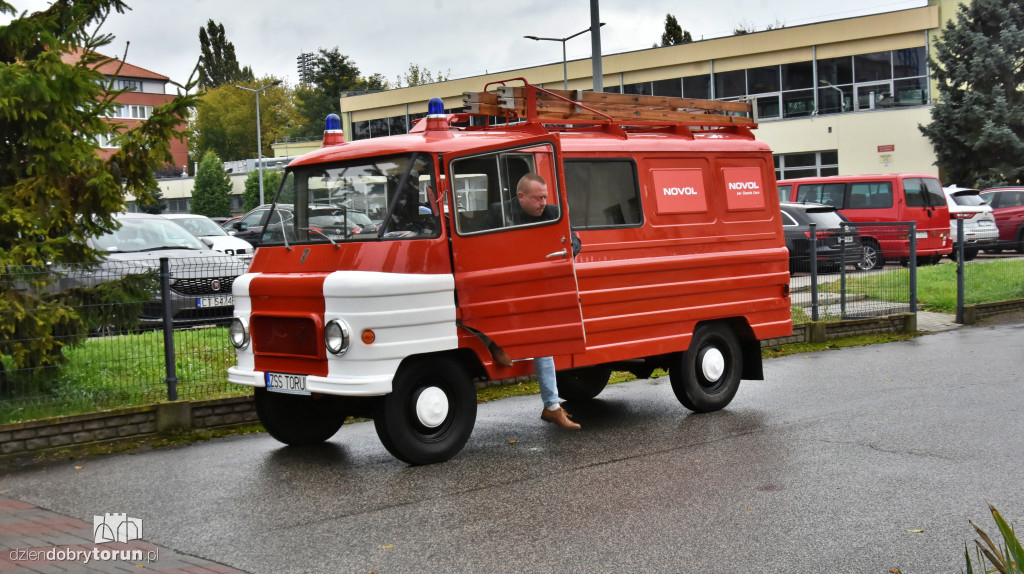 Parada zabytkowych samochodów na 70-lecie Samochodówki