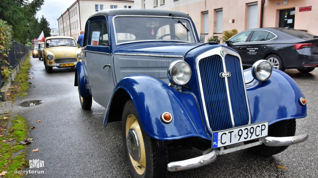 Parada zabytkowych samochodów na 70-lecie Samochodówki