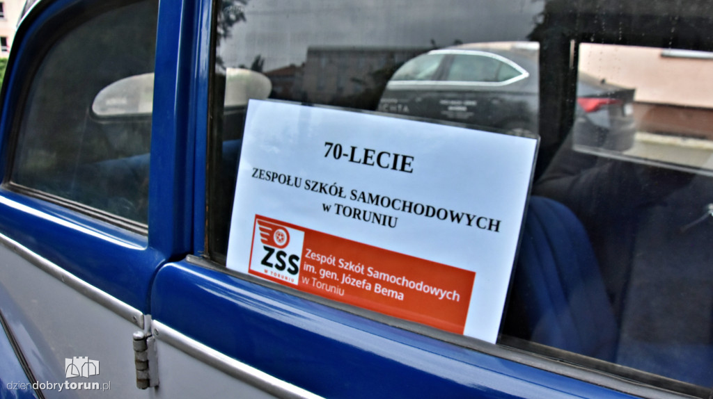 Parada zabytkowych samochodów na 70-lecie Samochodówki
