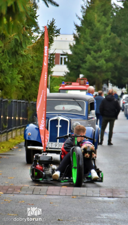 Parada zabytkowych samochodów na 70-lecie Samochodówki
