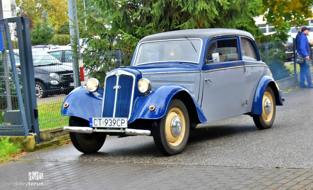 Parada zabytkowych samochodów na 70-lecie Samochodówki