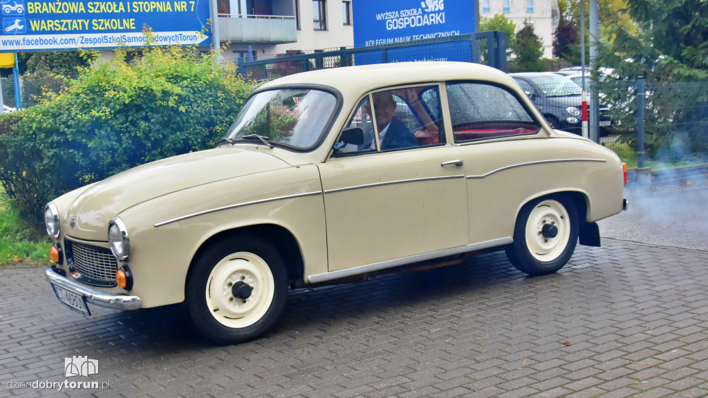Parada zabytkowych samochodów na 70-lecie Samochodówki