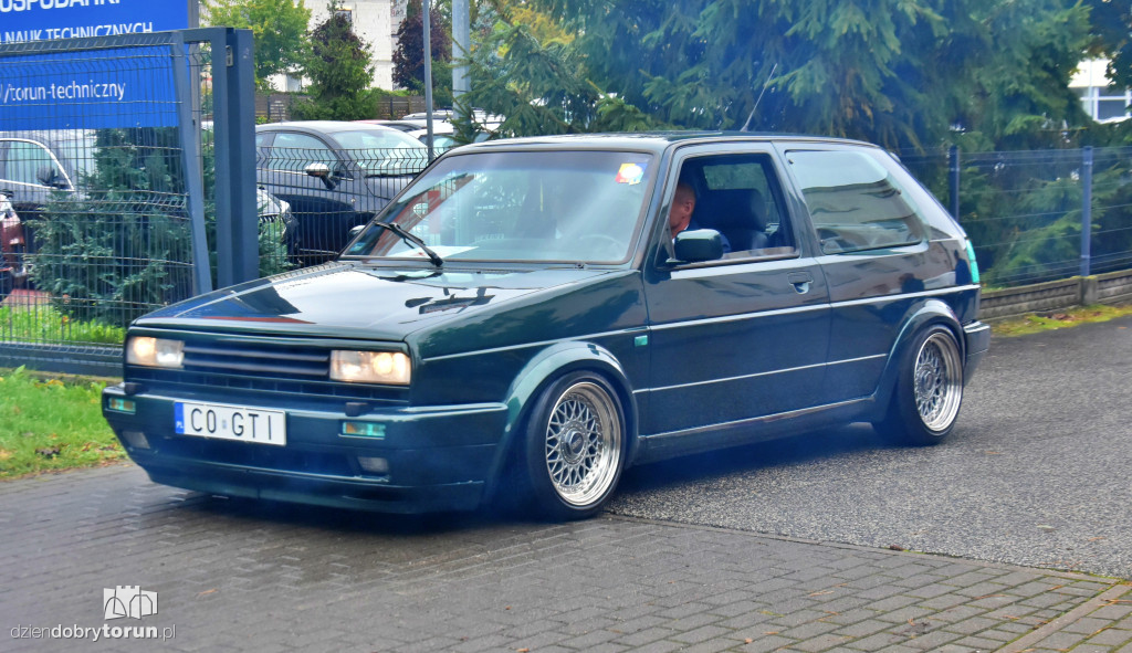 Parada zabytkowych samochodów na 70-lecie Samochodówki