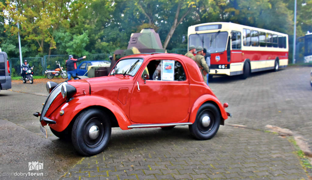 Parada zabytkowych samochodów na 70-lecie Samochodówki