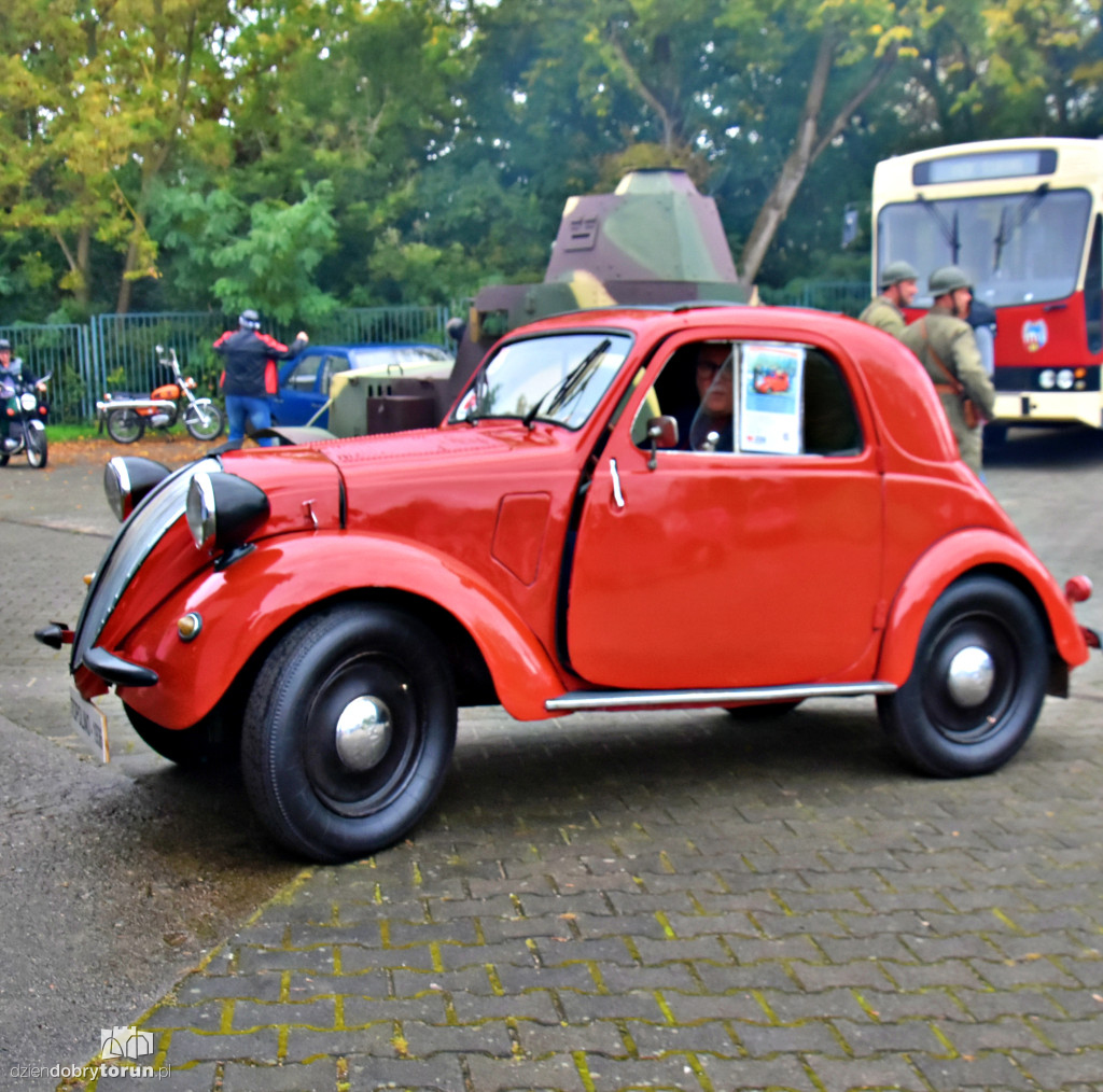 Parada zabytkowych samochodów na 70-lecie Samochodówki