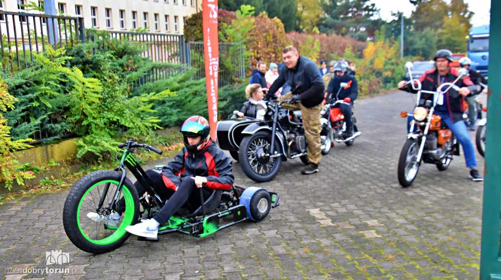 Parada zabytkowych samochodów na 70-lecie Samochodówki