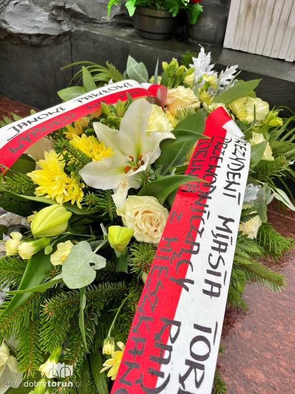 Uroczystości pod pomnikiem JP II