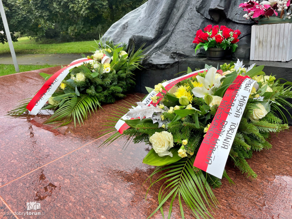 Uroczystości pod pomnikiem JP II