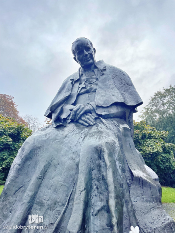 Uroczystości pod pomnikiem JP II