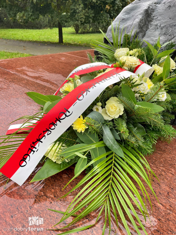 Uroczystości pod pomnikiem JP II