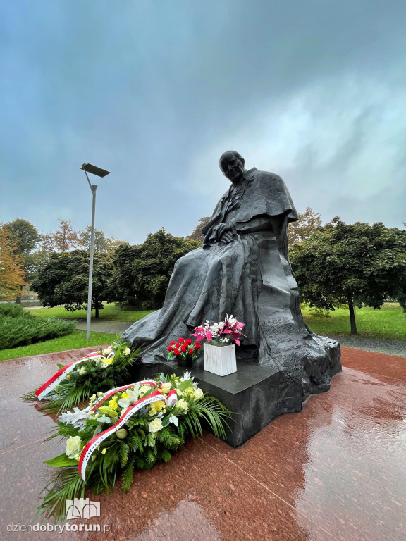 Uroczystości pod pomnikiem JP II