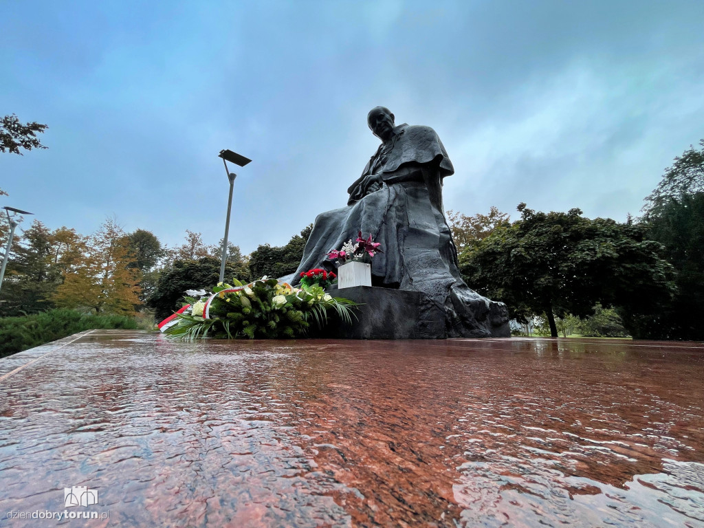 Uroczystości pod pomnikiem JP II