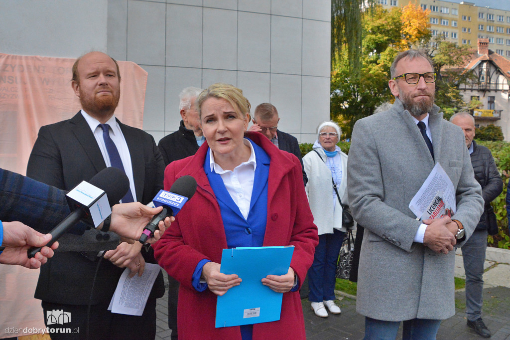 Konferencja przed Sądem Rejonowym w Toruniu