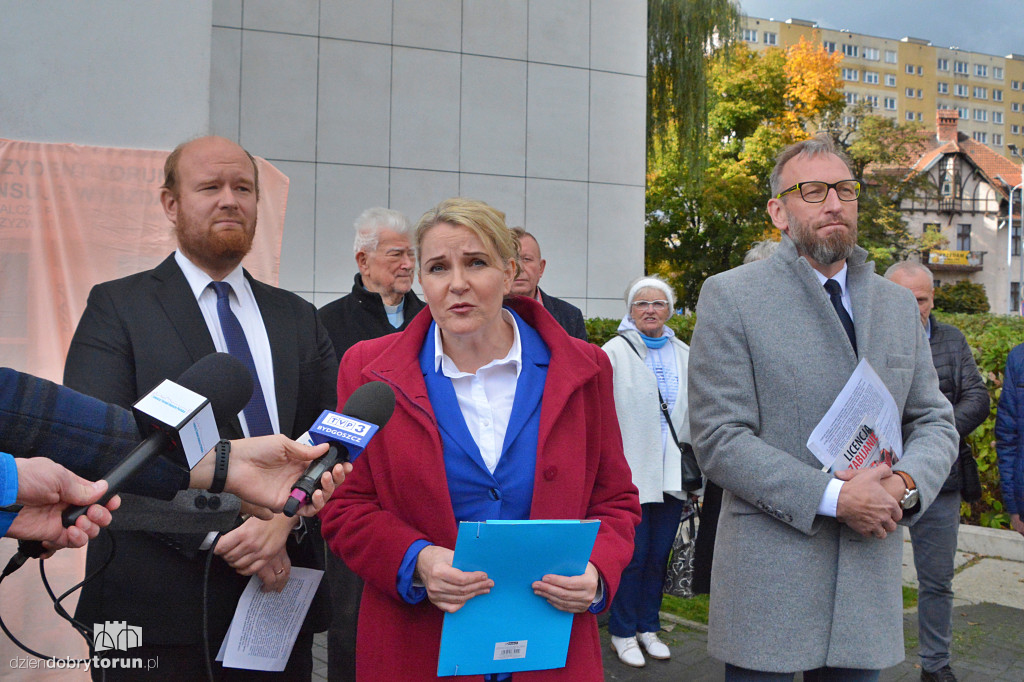 Konferencja przed Sądem Rejonowym w Toruniu