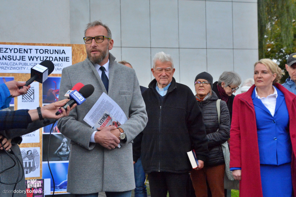 Konferencja przed Sądem Rejonowym w Toruniu