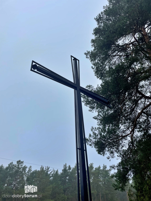 Nowy krzyż na miejscu tragedii kolejowej
