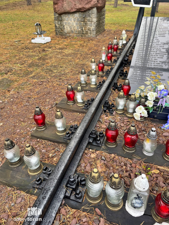 Nowy krzyż na miejscu tragedii kolejowej