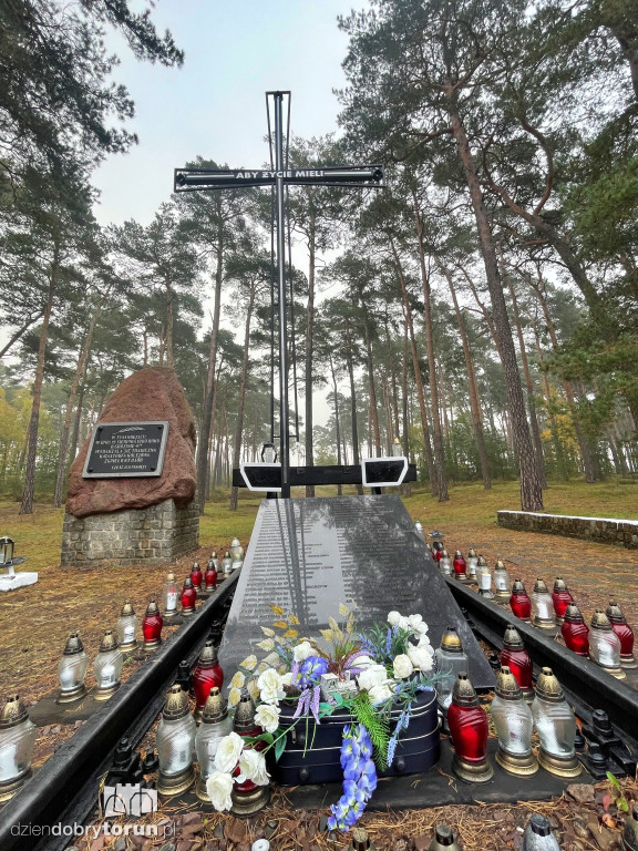 Nowy krzyż na miejscu tragedii kolejowej