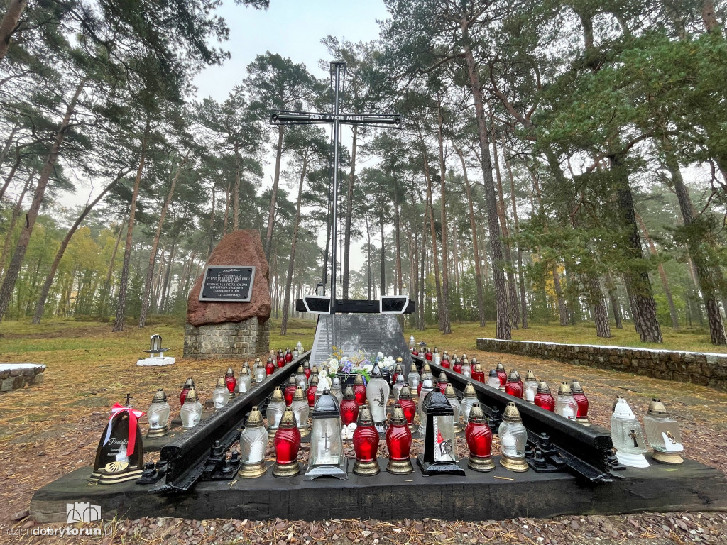 Nowy krzyż na miejscu tragedii kolejowej
