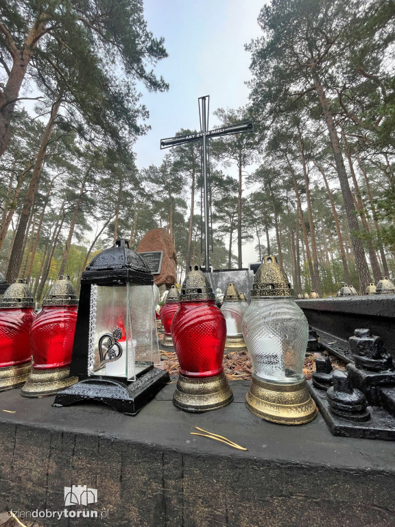Nowy krzyż na miejscu tragedii kolejowej