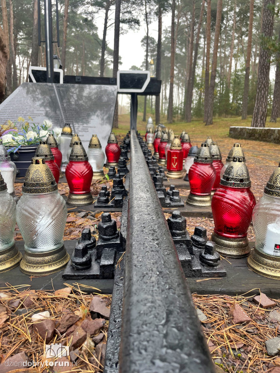 Nowy krzyż na miejscu tragedii kolejowej
