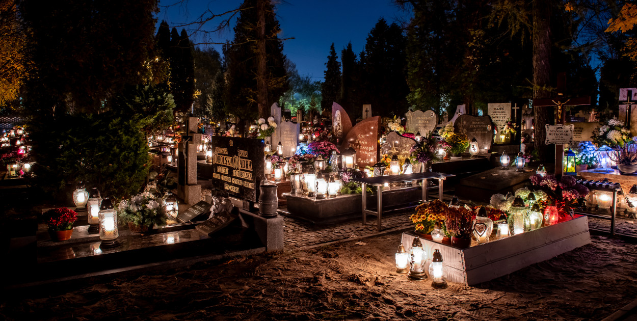 Cmentarz przy ul. Włocławskiej nocą