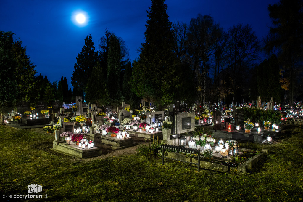 Cmentarz przy ul. Włocławskiej nocą