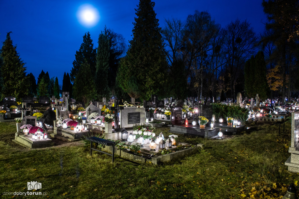 Cmentarz przy ul. Włocławskiej nocą