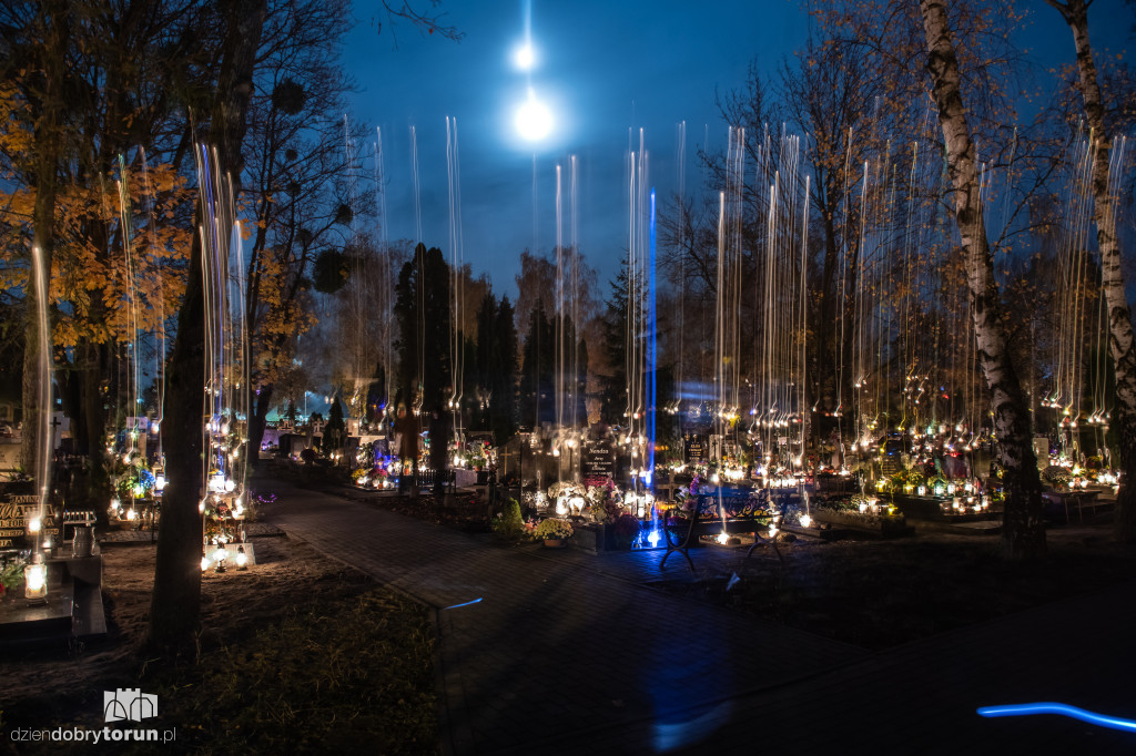 Cmentarz przy ul. Włocławskiej nocą