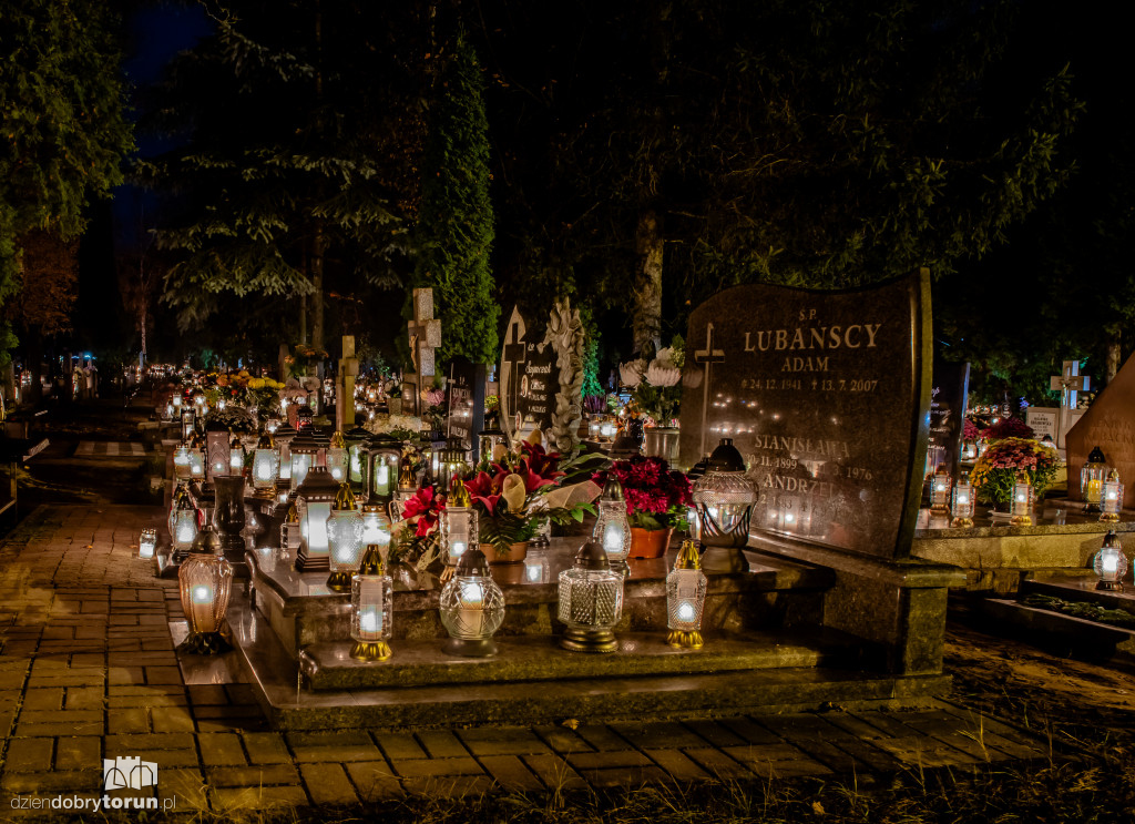 Cmentarz przy ul. Włocławskiej nocą